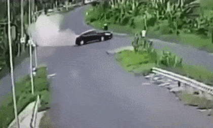 Mất lái khi vào cua, ô tô con gây họa kinh hoàng cho người đi xe máy