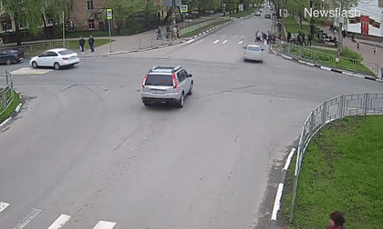 Lao vun vút qua ngã tư, nam thanh niên lái ô tô tông thẳng vào nhóm học sinh đang qua đường