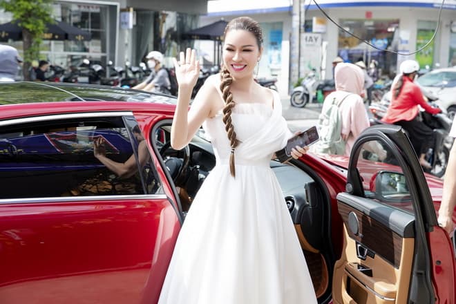 Hoa hậu Bùi Thị Hà, sao việt, tập đoàn bảo vệ Long Hoàng