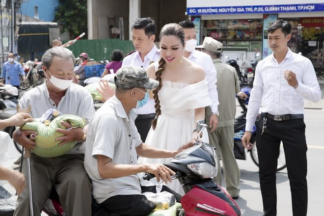 Hoa hậu Bùi Thị Hà, sao việt, tập đoàn bảo vệ Long Hoàng