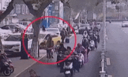 Đạp nhầm chân ga, nữ tài xế đâm gục người đi đường rồi bị hất văng khỏi xe ô tô