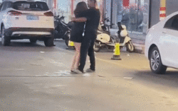 Nũng nịu 'ăn vạ' người yêu giữa chốn đông người, cô gái nhận cái kết ê chề