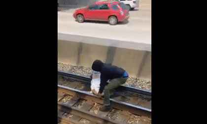 Bất chấp nguy hiểm, nam thanh niên liều mình cứu mạng người đàn ông bị điện giật trên đường ray 