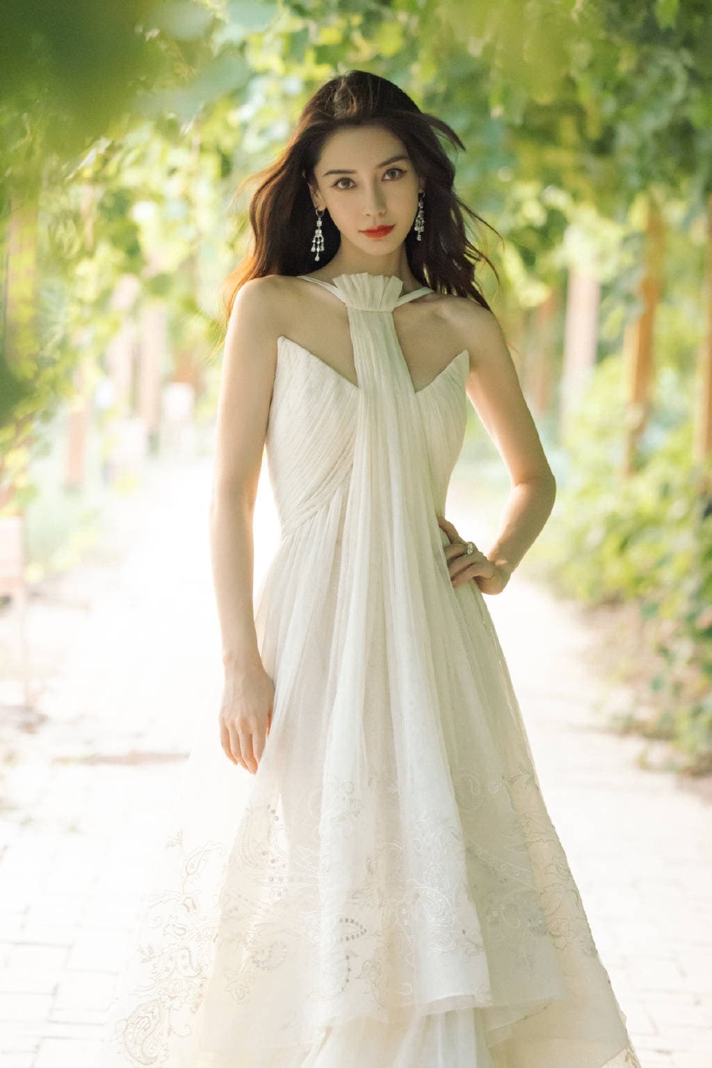 Váy cưới của mỹ nhân Hoa ngữ: Lưu Thi Thi - Angela Baby đắt đỏ, Đường Yên  tinh tế từng chi tiết