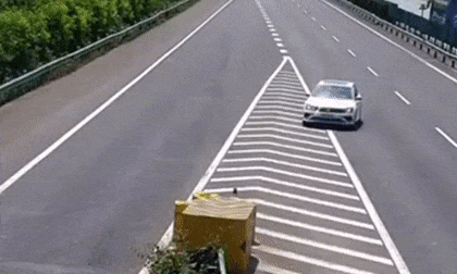 Nữ tài xế đâm thẳng vào trụ phân cách trên đường cao tốc, 3 người may mắn thoát nạn khó tin