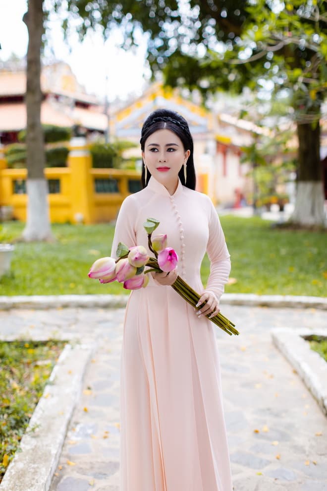 Hoa hậu thiện nguyện Lý Kim Ngân, áo dài, thời trang sao