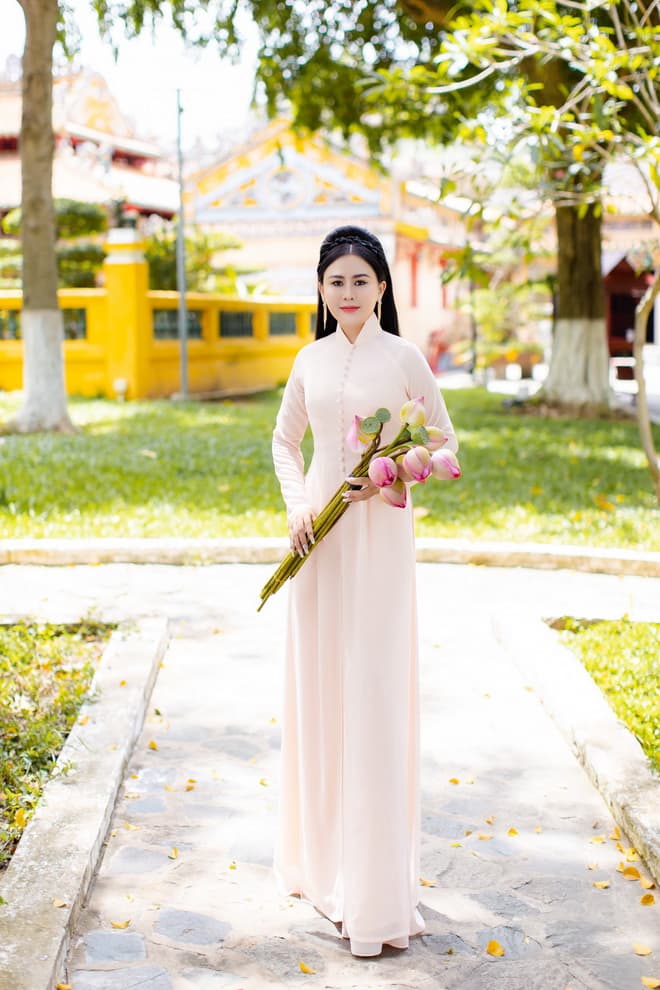 Hoa hậu thiện nguyện Lý Kim Ngân, áo dài, thời trang sao