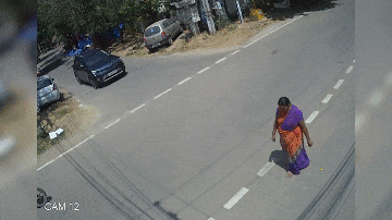 Ô tô lao vun vút qua ngã tư, tông người đi xe máy văng lên không trung