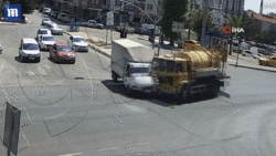 Vượt đèn đỏ, tài xế xe van bị ô tô tải chở hàng cỡ lớn hất văng ra đường