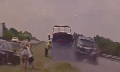 Xế sang Lexus gặp nạn bay lên không như trong phim, tài xế may mắn thoát nạn khó tin