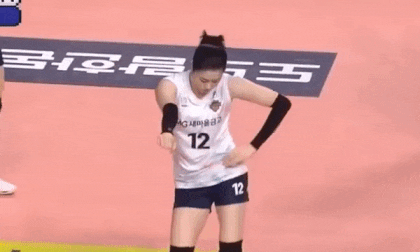Nữ VĐV bóng chuyền Hàn Quốc gây 'bão mạng' khi nhảy theo bản hit của Hoàng Thùy Linh ngay trên sân đấu
