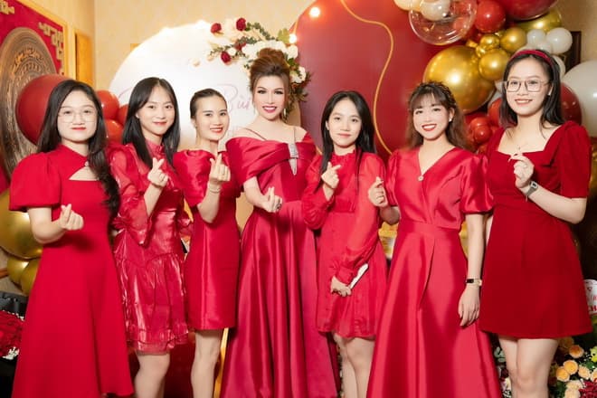 Hoa hậu Bùi Thị Hà, sao việt