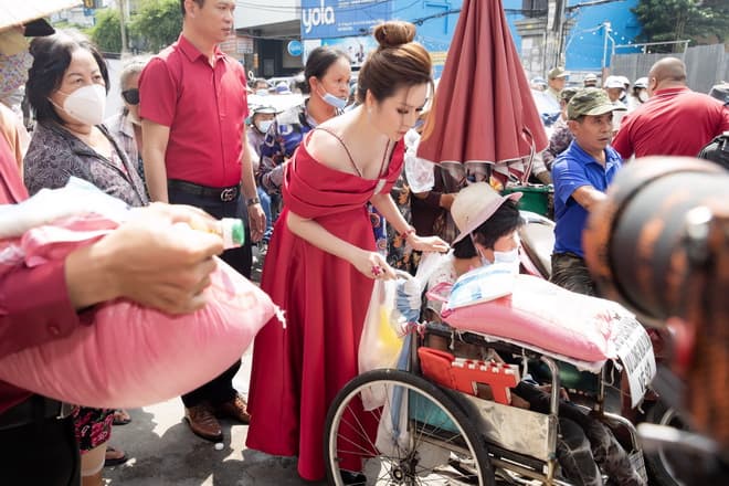 Hoa hậu Bùi Thị Hà, sao việt