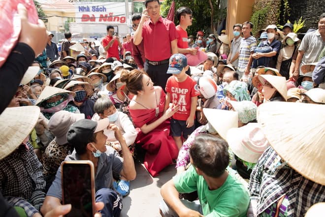 Hoa hậu Bùi Thị Hà, sao việt