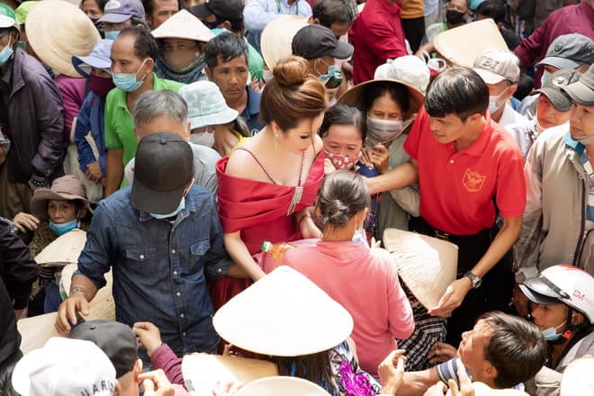 Hoa hậu Bùi Thị Hà, sao việt