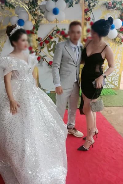 chú rể và bạn thân khác giới, chú rể ôm bạn thân, chuyện đám cưới