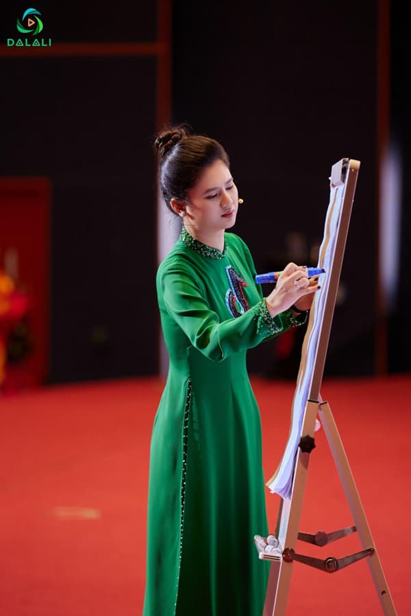Vi Ngọc Lan, khoá học tiktok, đào tạo tiktok, cô giáo tiktok, kinh doanh tiktok, đổi đời, phụ nữ, thành công