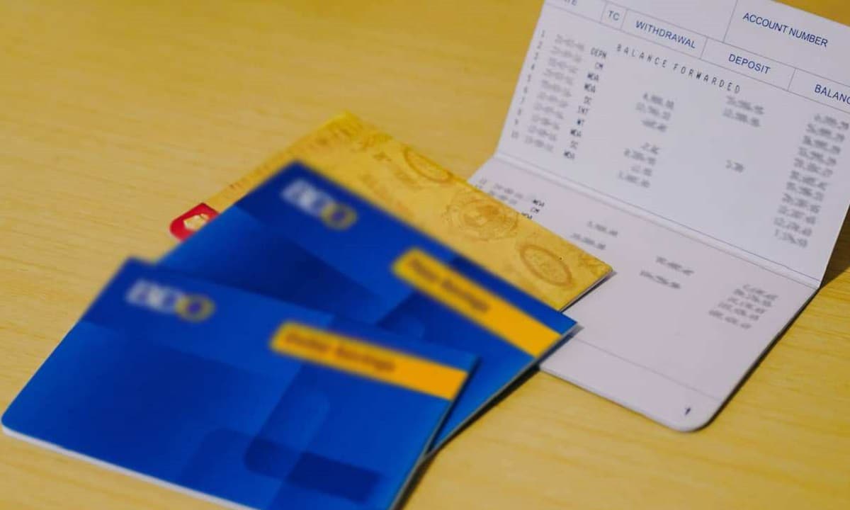 View - Khi đến ngân hàng gửi tiền nên gửi vào thẻ ngân hàng hay sổ tiết kiệm? Sự khác biệt được nhân viên ngân hàng tiết lộ