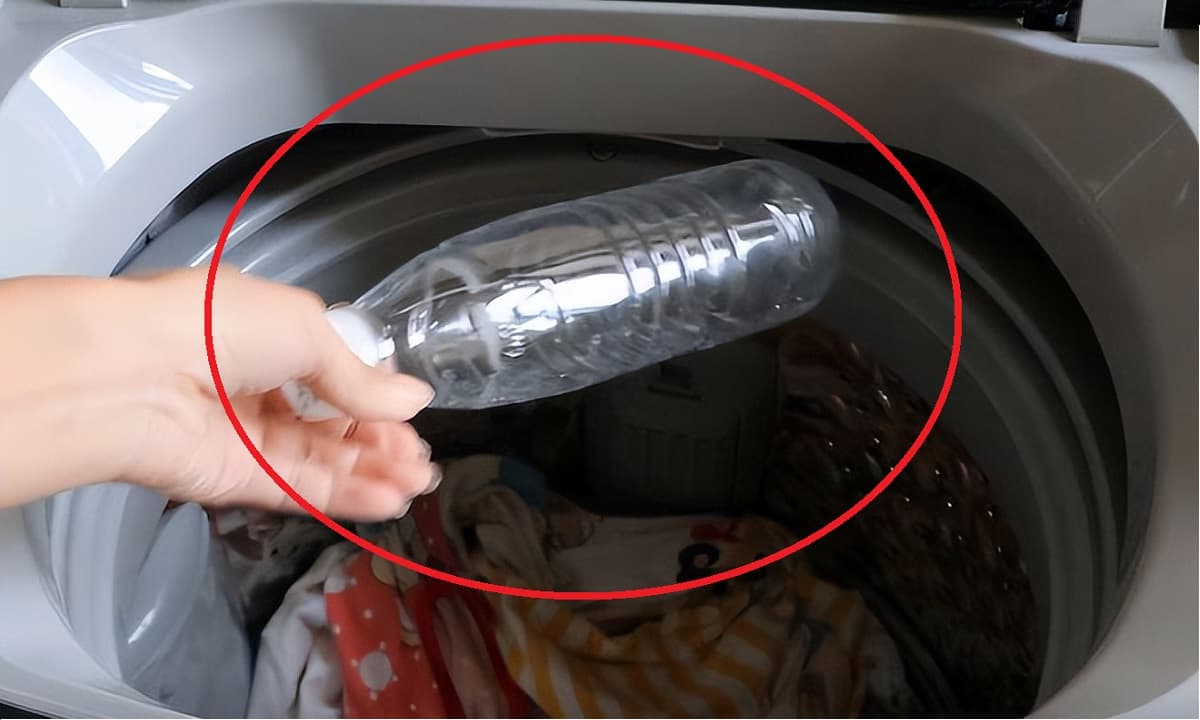View - Mẹo vặt: Ném hai chai nước vào máy giặt vừa tăng độ sạch còn giúp giảm hao mòn quần áo