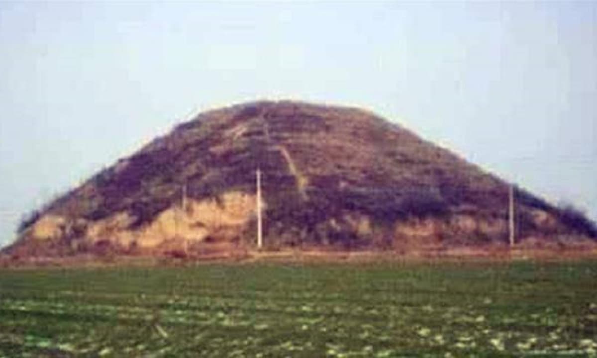 Ở tỉnh Hà Bắc có một ngọn đồi trọc cỏ, đội khảo cổ sau khi kiểm tra đã phát hiện ra điều kỳ lạ và xin: Hãy cử người tới bảo vệ chúng tôi!
