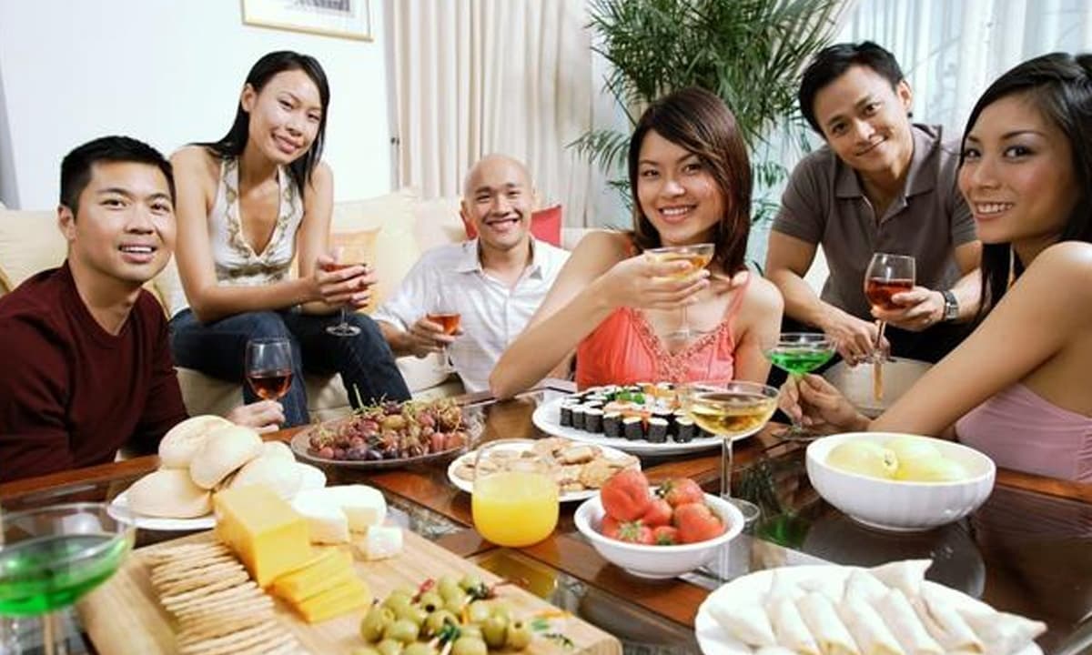 Khi ai đó mời bạn đi ăn tối, hãy nhớ “4 điều không nên”, nếu không danh tiếng của bạn sẽ ngày càng tệ hơn