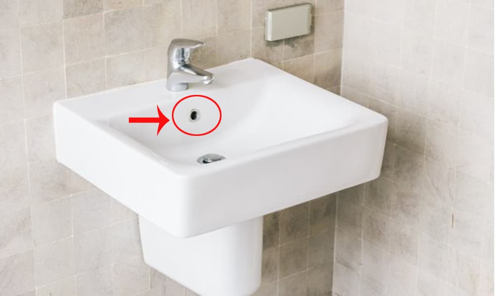 Tại sao ở bồn rửa mặt thường có một lỗ tròn nhỏ, công dụng thực tế là gì?