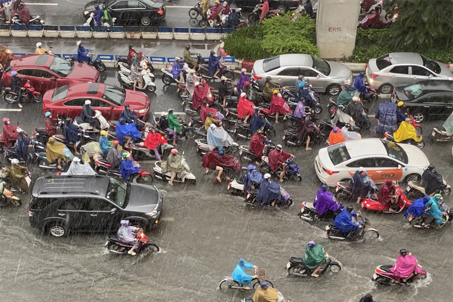 View - Loạt ảnh tắc đường do mưa ngập tại Hà Nội vào sáng và trưa 28/9 được chia sẻ khắp mạng xã hội