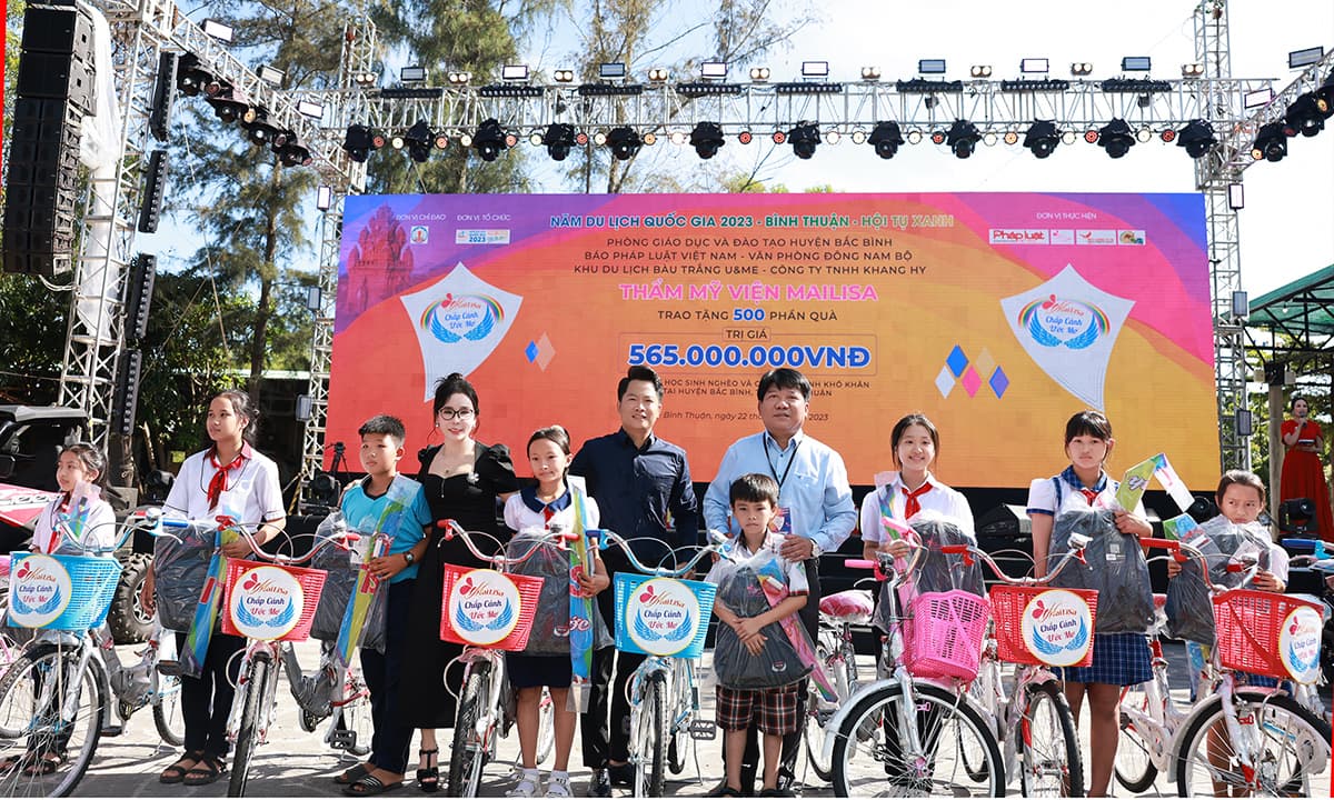 Doanh nhân Phan Thị Mai và Hoàng Kim Khánh tặng 100 xe đạp và 400 phần quà cho các em có hoàn cảnh khó khăn tại Bình Thuận