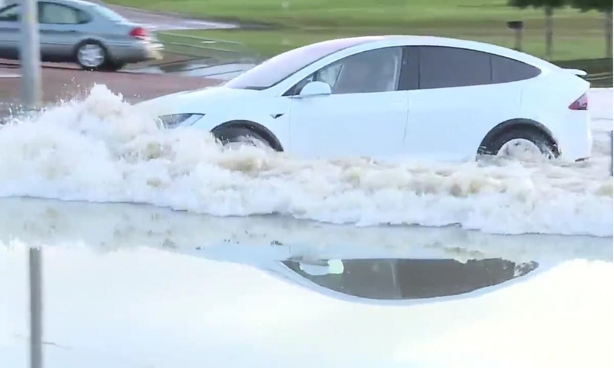 View - Khi ô tô gặp sự cố hoặc bị ngập trong nước, ô tô chạy xăng hay ô tô điện sẽ an toàn hơn?