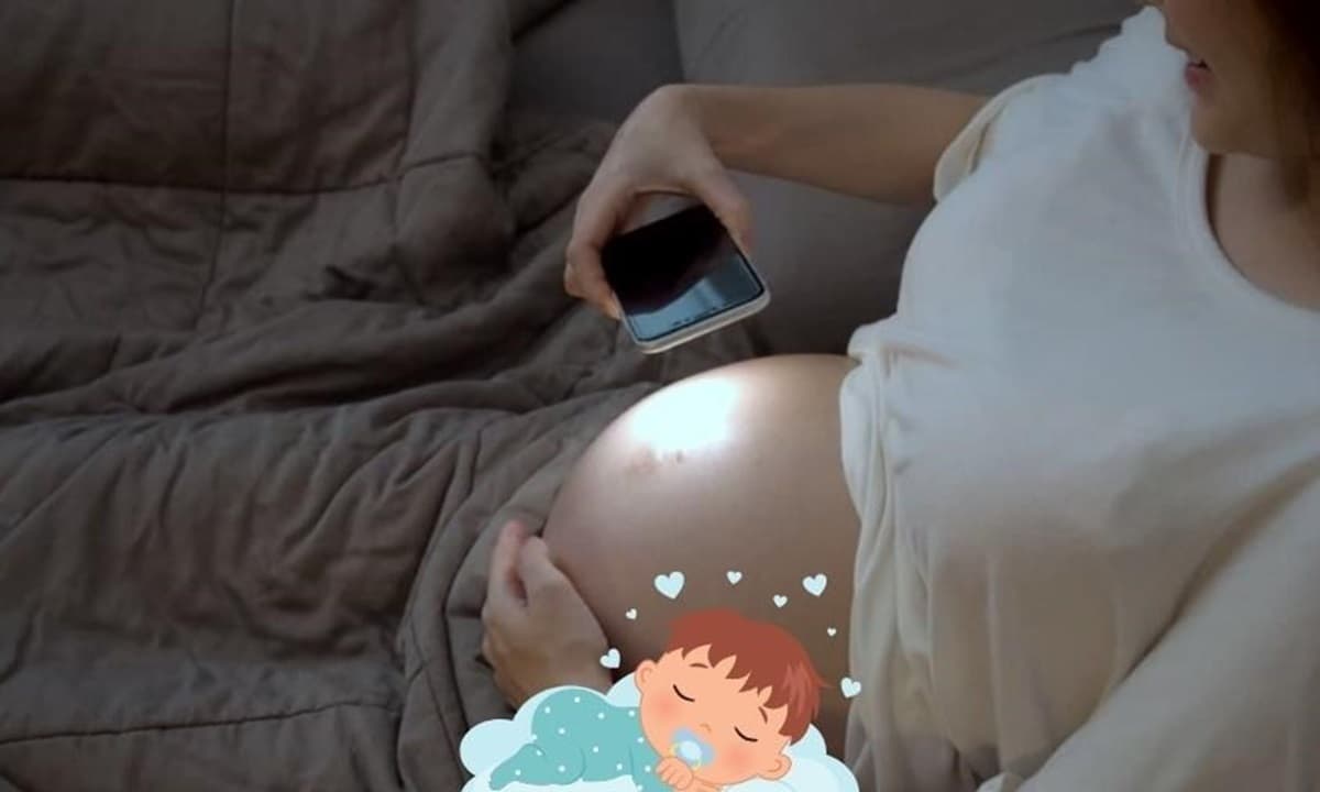 Khi mang thai, mẹ bầu thức khuya chơi điện thoại, thai nhi trong bụng khi đó đang làm gì?