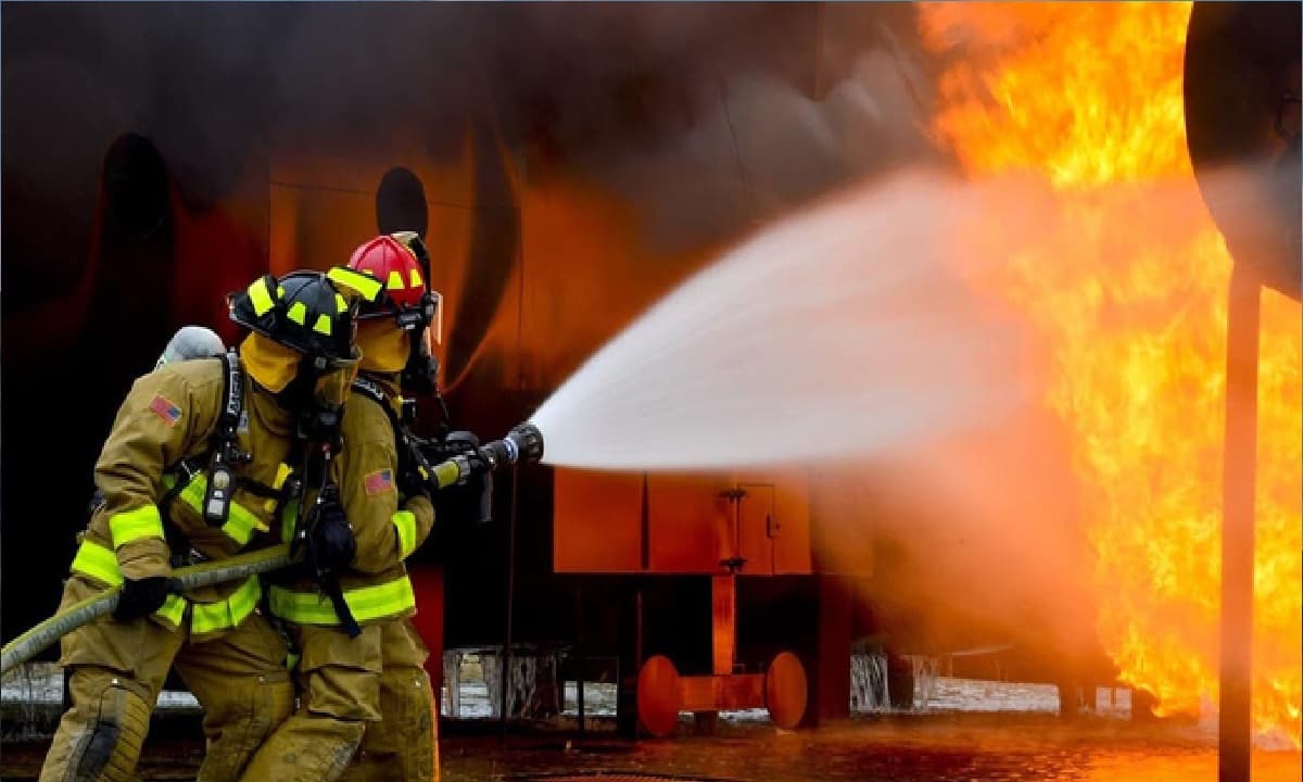View - Tại sao nước có thể dập tắt lửa? Các chuyên gia giải thích nguyên lý khiến nước 'khắc chế' được lửa