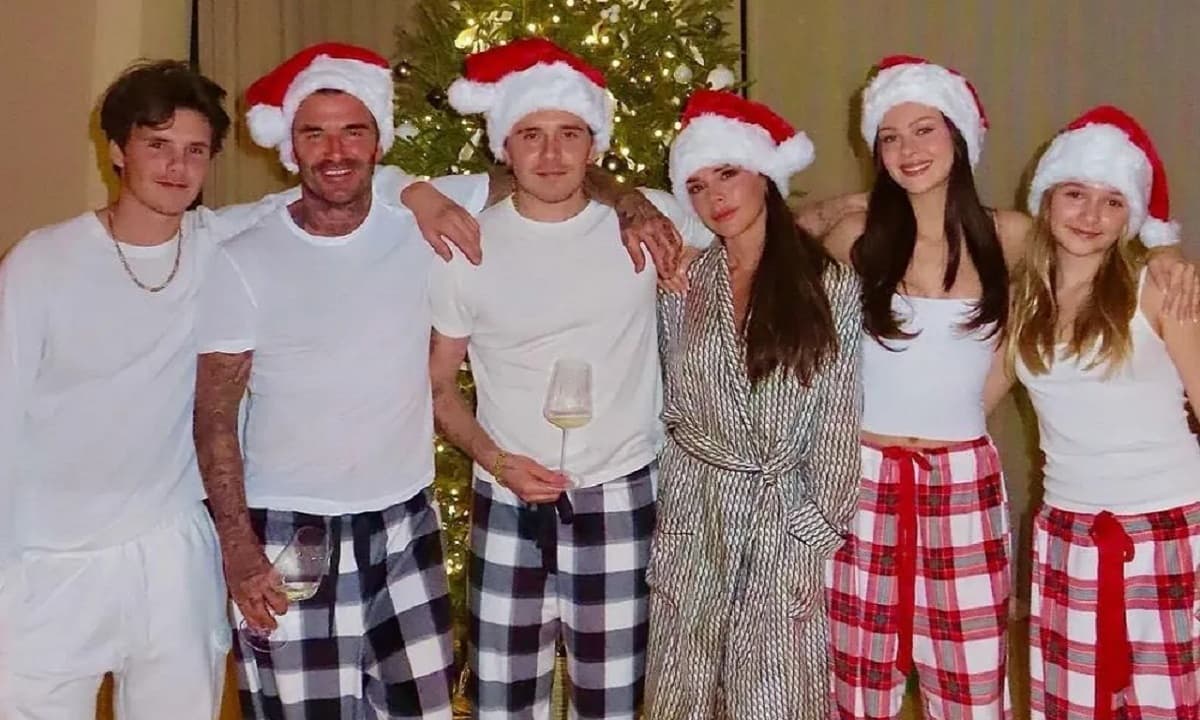 View - Gia đình Beckham chụp ảnh Giáng sinh, da mặt cựu cầu thủ 48 tuổi trông khác lạ, nghi tiêm silicone