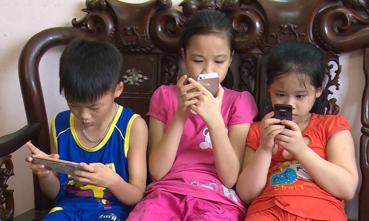 Trẻ em dán mắt vào điện thoại, không thể cấm dùng thì đây là cách mà bố mẹ nên làm