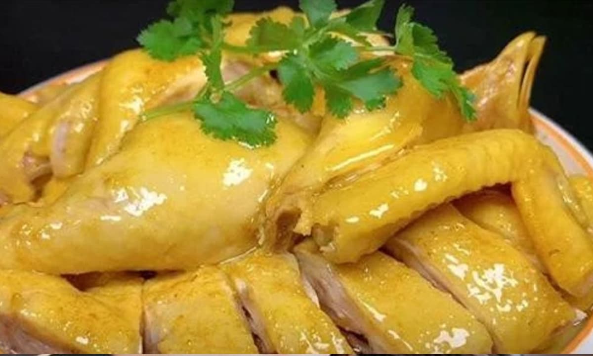 View - Cách làm gà hấp muối lên màu vàng ươm, ăn vừa ngọt vừa thơm. Một gợi ý đổi món cho ngày Tết