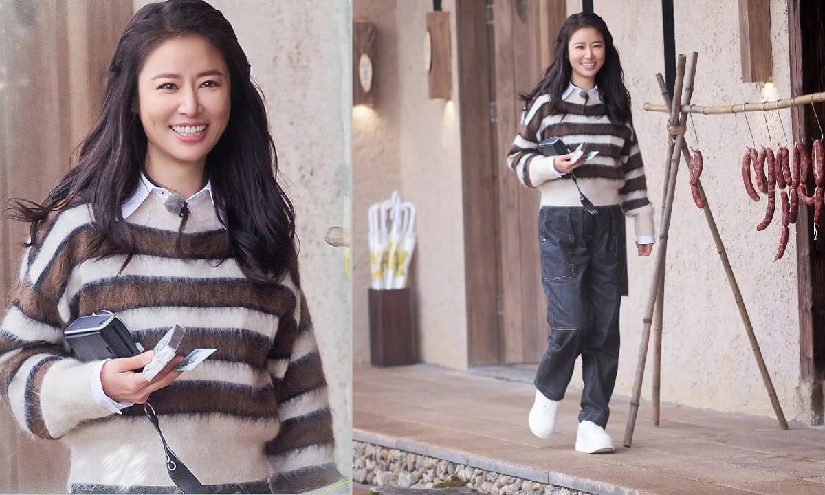 View - Lâm Tâm Như U50 gây chú ý với cách mặc mới: Áo len + sơ mi trắng + quần jean vừa thời trang vừa giảm tuổi 
