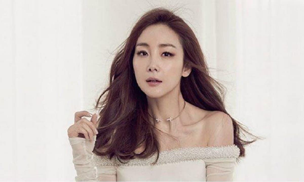 View - 'Nữ hoàng nước mắt' Choi Ji Woo rời YG sau 10 năm, ký hợp đồng với công ty mới