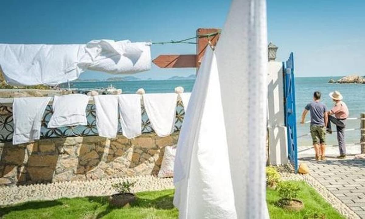 View - Bạn có thực sự biết cách giặt khăn trải giường? Khăn trải giường mới có cần giặt không? Hãy nhớ ngâm chúng trong nước muối trước khi giặt.
