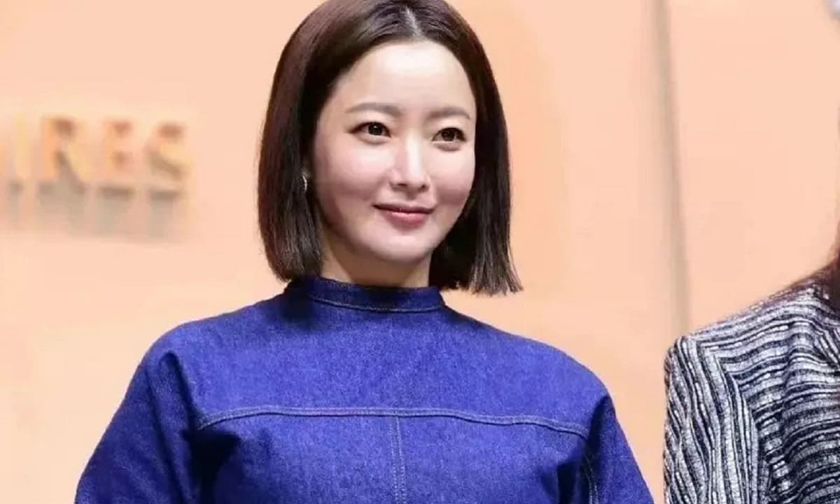 View - Kim Hee Sun cắt tóc bob để giảm 10 tuổi, diện váy denim và bốt, nhan sắc đạt đến tầm cao mới ở tuổi 47