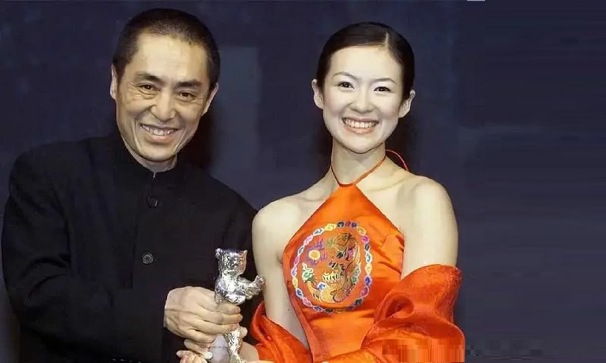 24 năm trước, Chương Tử Di mặc áo yếm màu đỏ cùng Trương Nghệ Mưu lên sân khấu nhận giải, sau khi họ đi xuống, cô bị đạo diễn tức giận mắng
