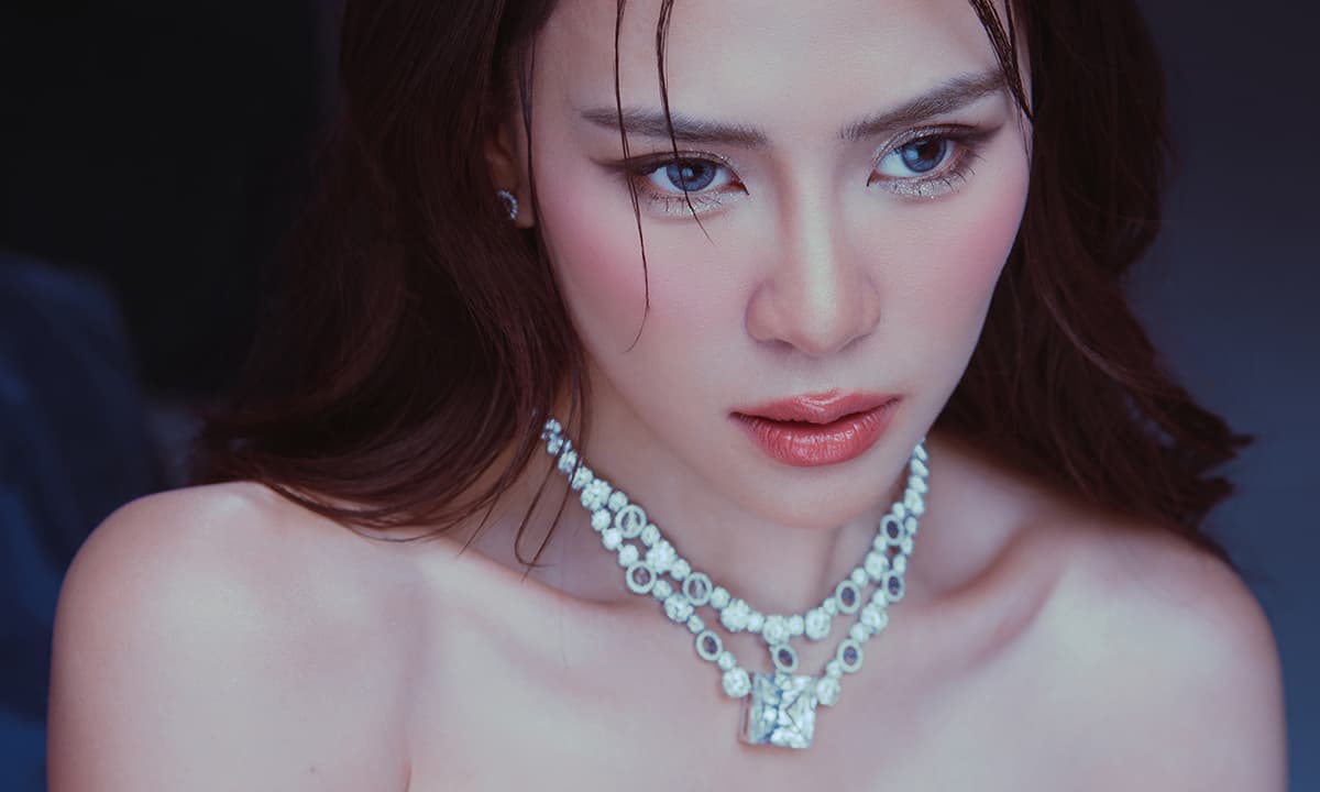 Hà Nhi mang trang sức bạc tỷ của thương hiệu Angel P Jewelry trong MV “Khước Từ”
