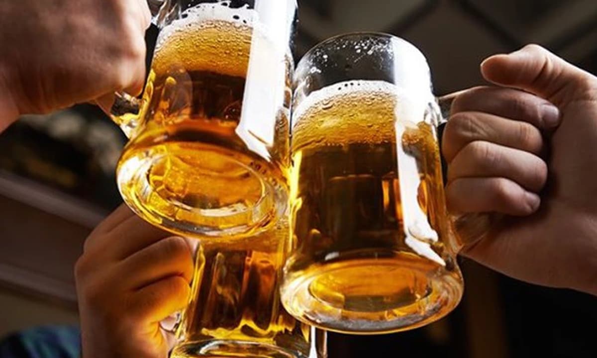 Uống bia sẽ giải nhiệt ngày nắng nóng, có đúng không? Uống bia như thế nào là tốt nhất?
