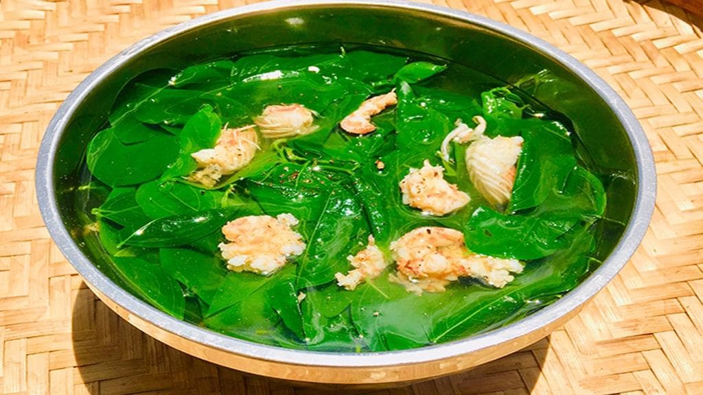 Nước luộc thịt nên đổ bỏ hay tận dụng để nấu canh?