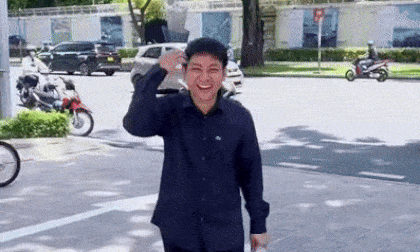 Hoài Lâm lộ diện sau đám cưới của vợ cũ Cindy Lư và Đạt G, cười tươi rói khi bắt gặp ống kính