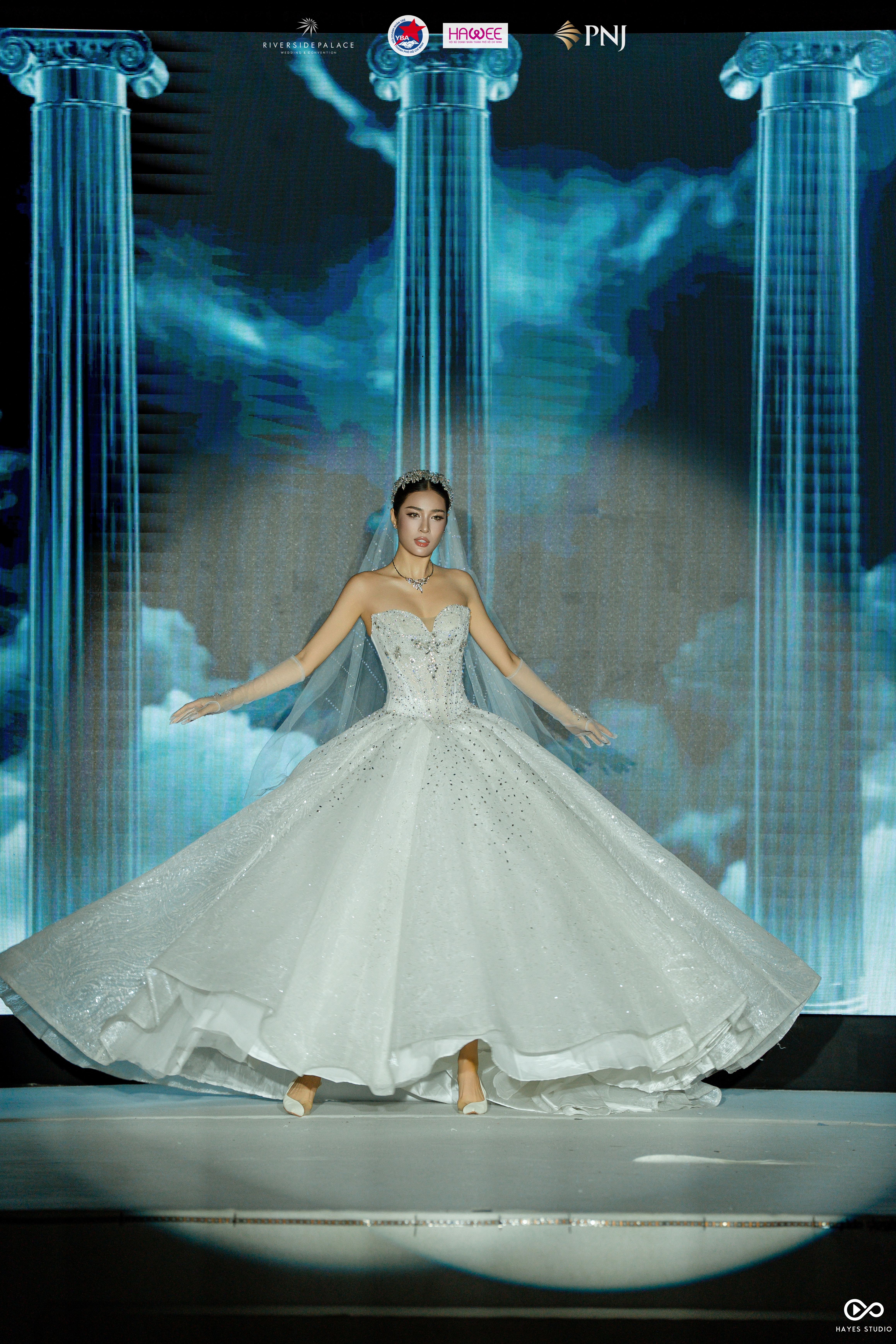 hayes-studio-fashion-show-145-ngoisaovn-w1200-h1800 6