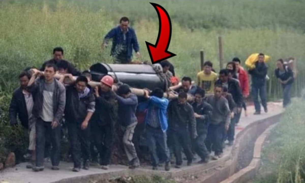 'Mưa rơi quan tài đời đời nghèo khổ, mưa rơi xuống mộ kiếp kiếp giàu sang', lời Tổ Tiên ở đây muốn ám chỉ điều gì? 