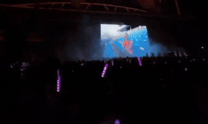 Sự cố cực nguy hiểm tại concert Em Xinh, khán giả la hét đau đớn