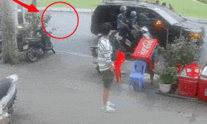 Camera ghi trọn cảnh Ngân 98 chống đối, la hét khi bị công an bắt giữa đường phố