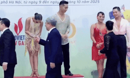 Khán giả 'vỡ òa' khi Phan Hiển bất ngờ quỳ gối hôn tay Khánh Thi