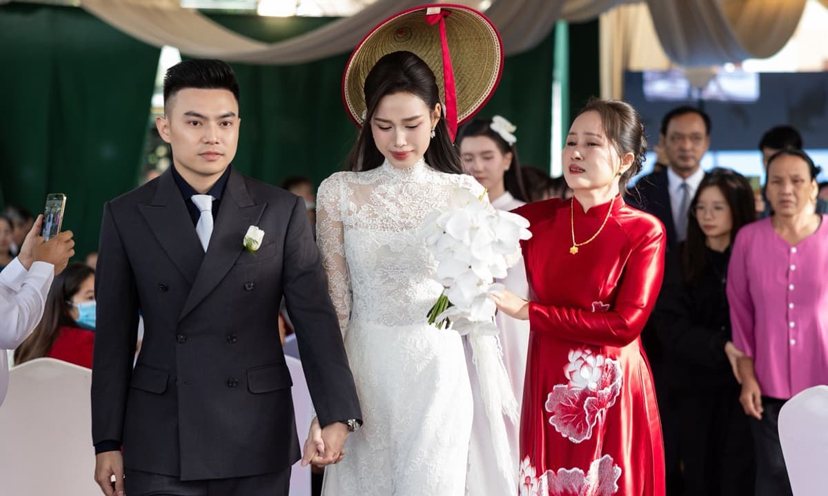 Tại sao vắng bóng dàn sao Việt ở đám cưới Hoa hậu Đỗ Thị Hà?