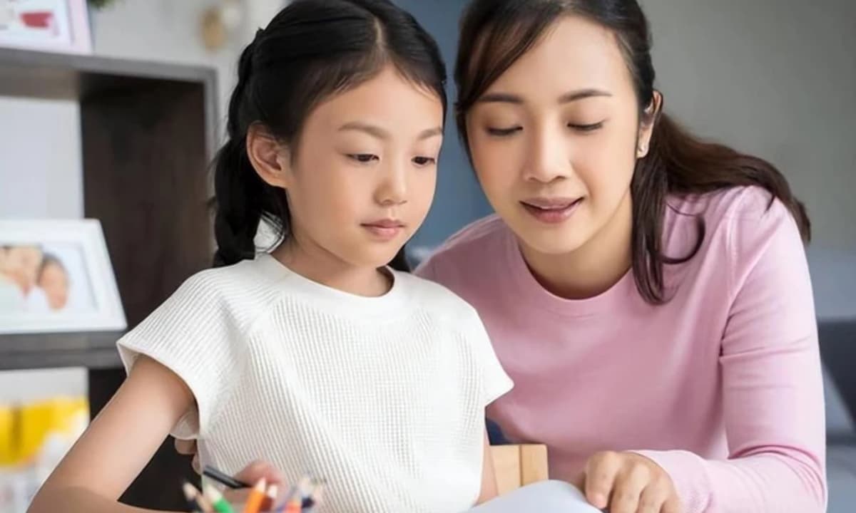 4 lời khen khiến con gái thiếu tự tin theo chuyên gia từ Đại học Harvard tiết lộ